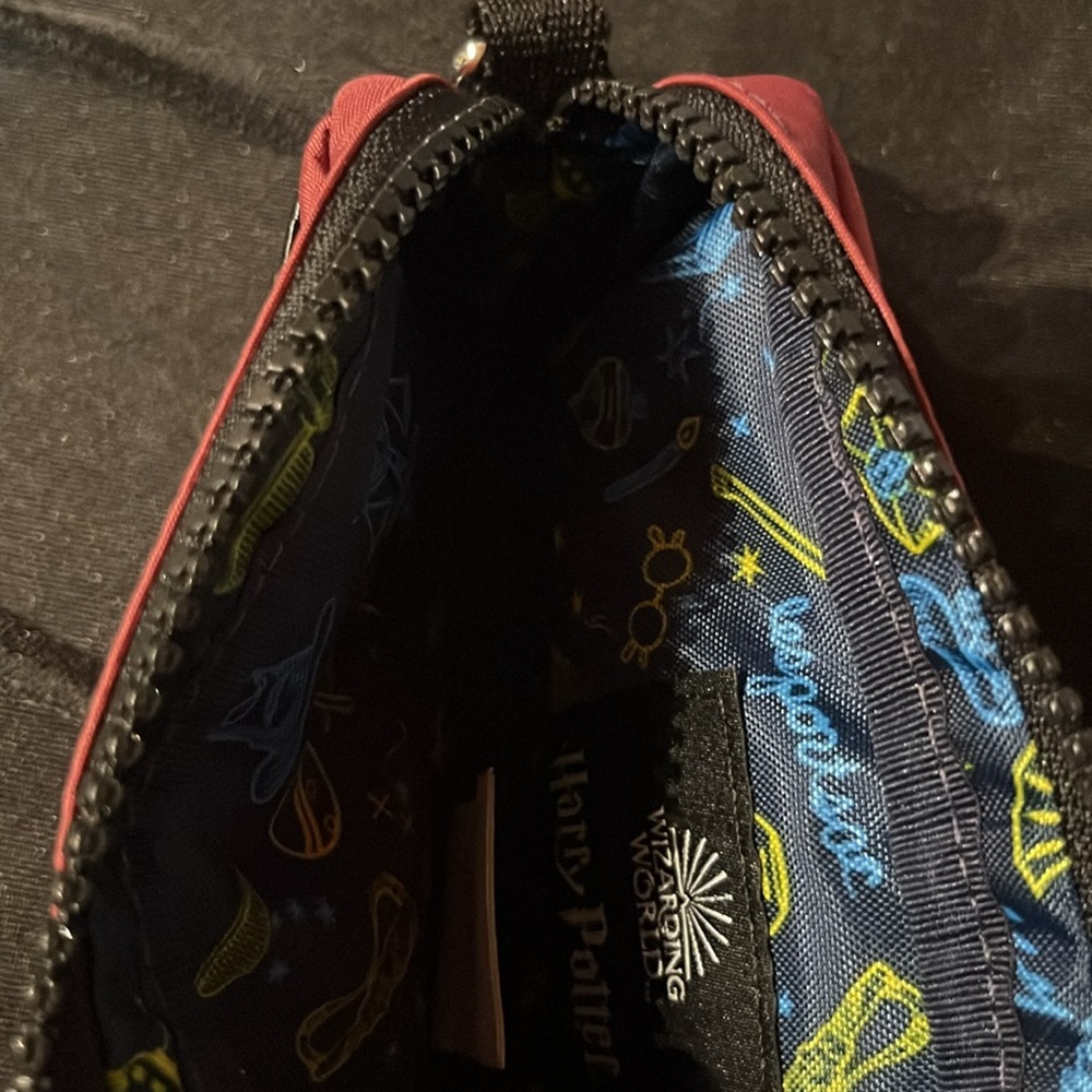 Le Sportsac Red Harry Potter Glasses Crossbody Bag - Picture 4 of 5